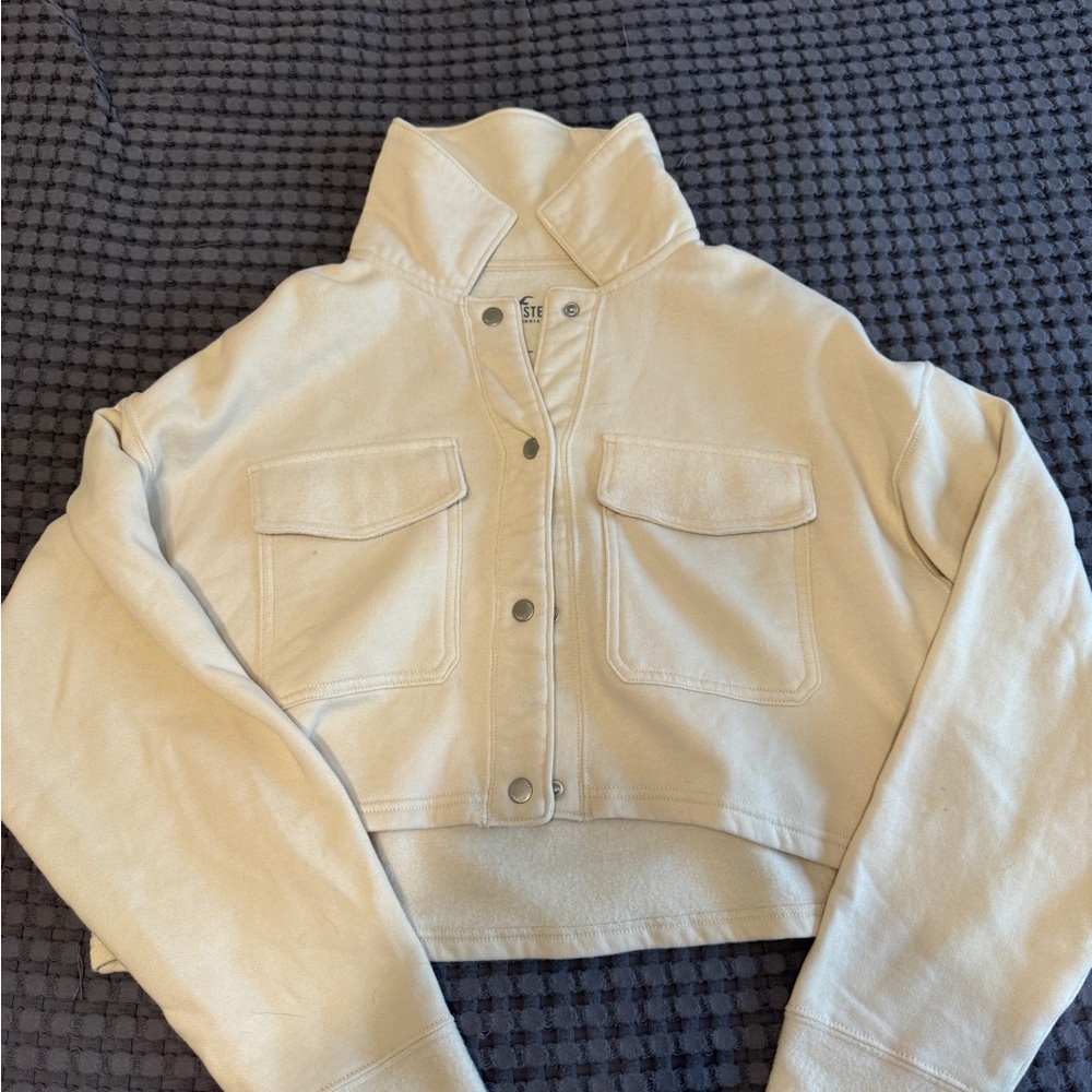 Hollister Co. Cropped Cream Button Down Jacket